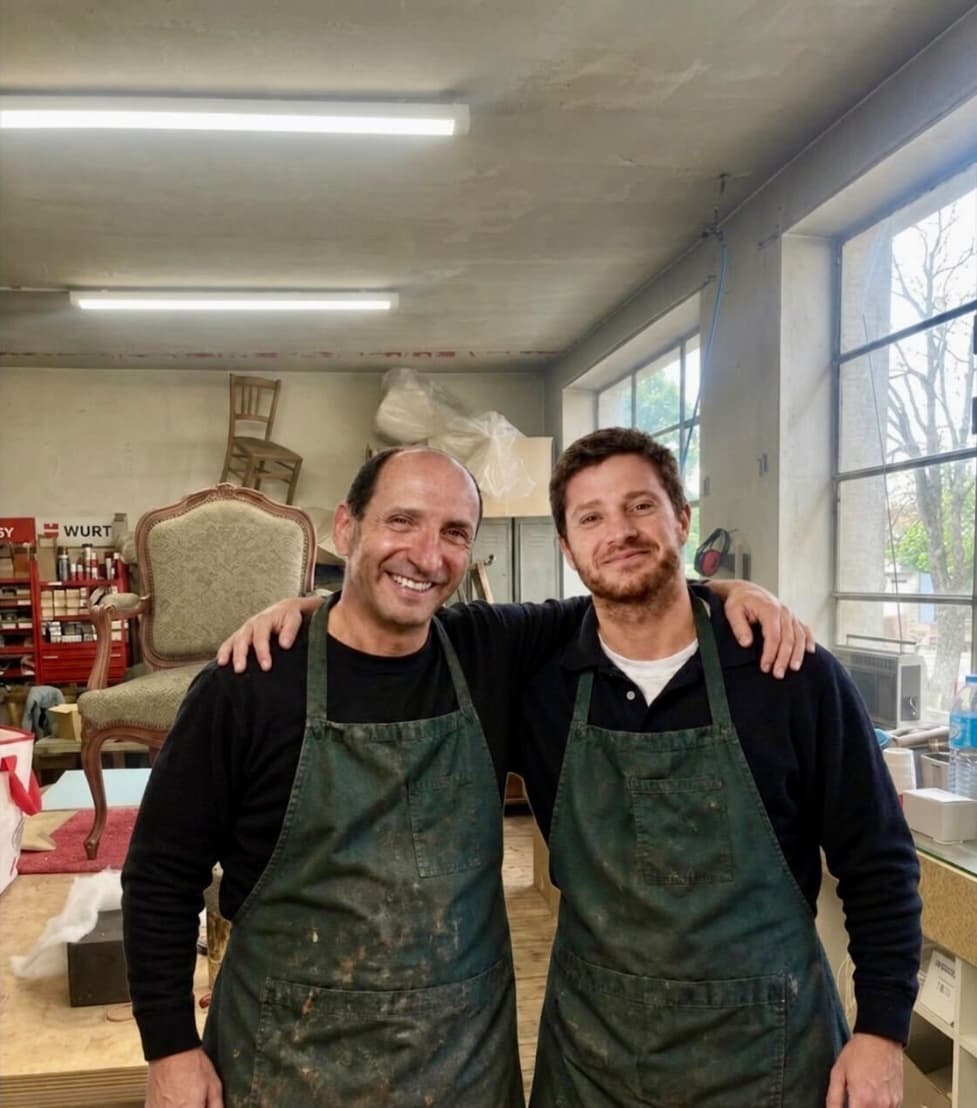 Antoine et son père, dans l'atelier familial